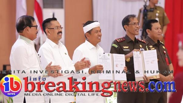 kejagung-dan-pemprov-jabar-teken-mou-penerapan-pidana-kerja-sosial-dokistimewa-1762245283530_169