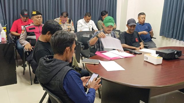 Puluhan warga dari Organisasi NFT Tasikmalaya saat melakukan audiensi bersama pihak RSUD KHZ Musthafa//beritainfobreakingnews.com