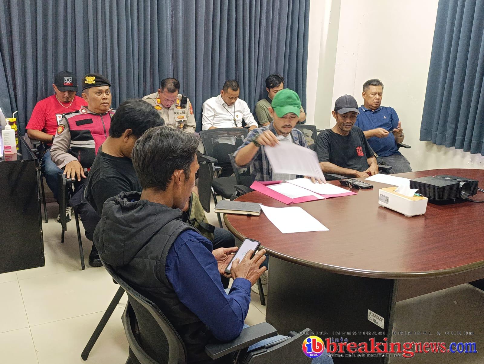 Puluhan warga dari Organisasi NFT Tasikmalaya saat melakukan audiensi bersama pihak RSUD KHZ Musthafa//beritainfobreakingnews.com Puluhan warga dari Organisasi NFT Tasikmalaya saat melakukan audiensi bersama pihak RSUD KHZ Musthafa//beritainfobreakingnews.com