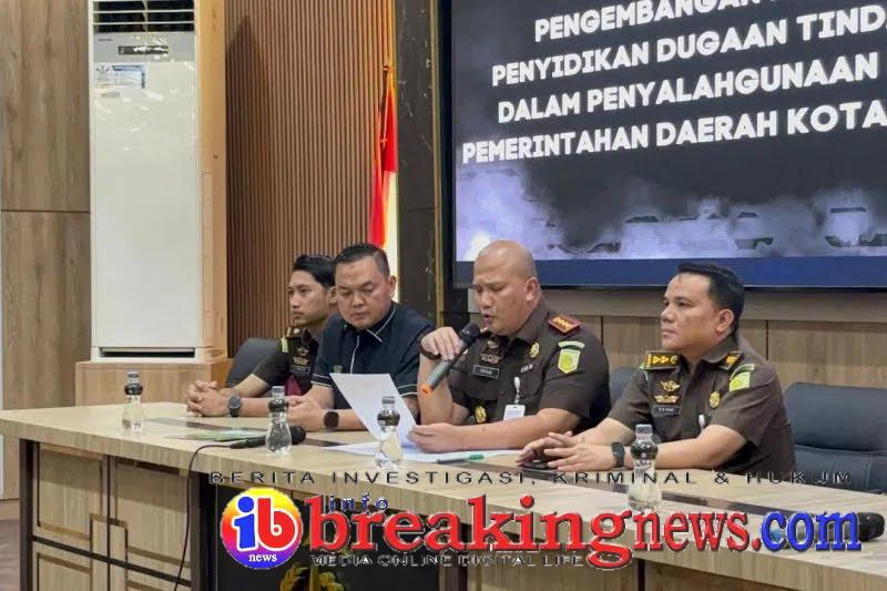 Kepala Kejari Bandung Irfan Wibowo mengumumkan Wakil Walikota Bandung Erwin dan Ketua Nasdem Kota Bandung Rendiana Awangga jadi tersangka// beritainfobreakingnews Kepala Kejari Bandung Irfan Wibowo mengumumkan Wakil Walikota Bandung Erwin dan Ketua Nasdem Kota Bandung Rendiana Awangga jadi tersangka// beritainfobreakingnews